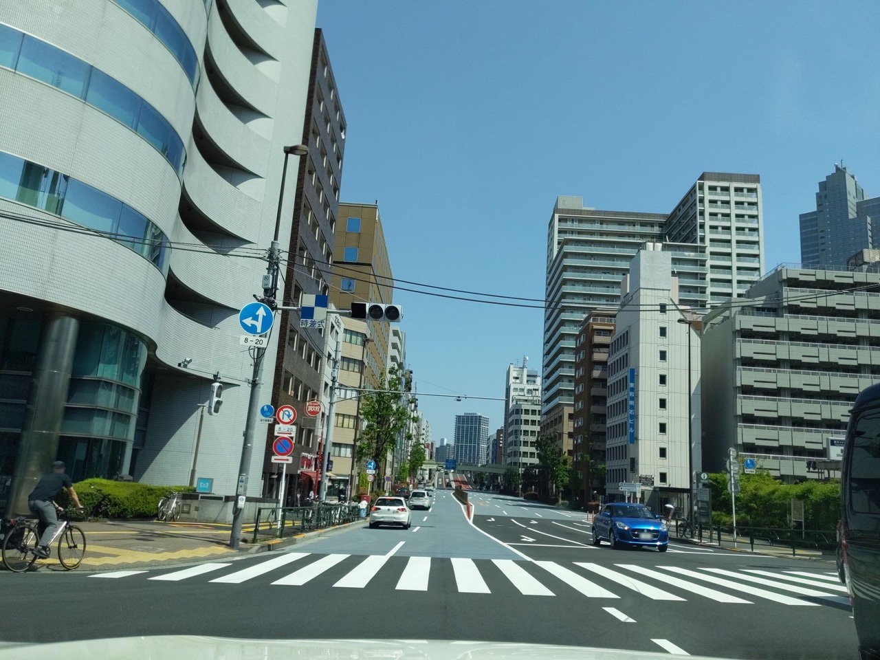2022年の交差点。横断歩道と車線の標示は白だけ