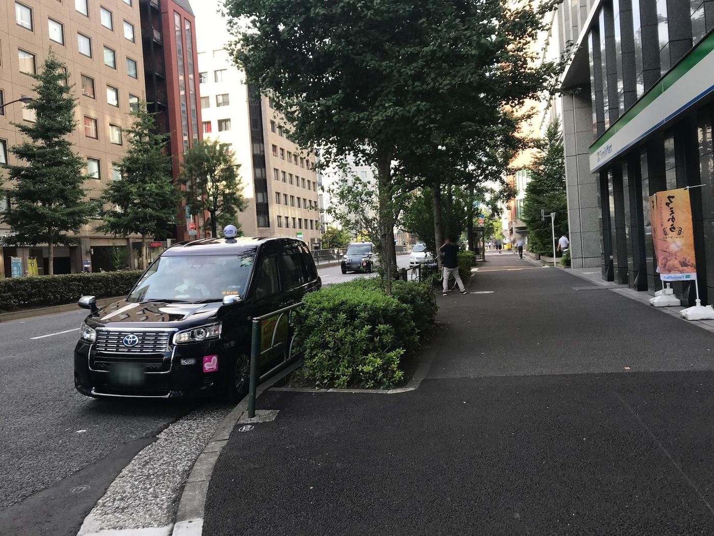 新橋のファミリーマート前の街路写真